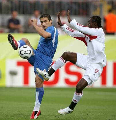 Roberto Acuna (Paraguay, li.) gegen Aurtis Whitley (Trinidad und Tobago) -  Fußball WM Herren WM 2006, Länderspiel, Nationalteam, Gruppe B, Nationaltrikot Gruppe Kaiserslautern Dynamik, Fußball WM Herren WM 2006, Länderspiel, Nationalteam, Gruppe B, Nationaltrikot Gruppe Kaiserslautern Dynamik,