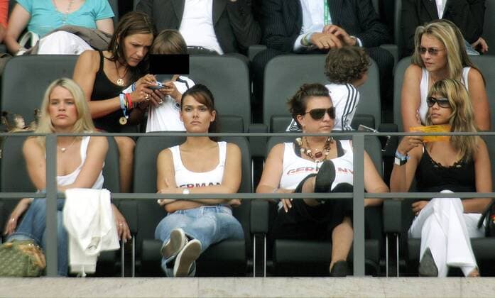 Simone Lambe (hi. li.), Lebensgefährtin von Michael Ballack, flankiert auf der Tribüne mit Carina, Freundin von Bernd Schneider v.li.: Lena, Freundin von Tim Borowski,....... - Fußball WM Herren WM 2006, Länderspiel, Nationalteam, Gruppe A, Vdig Gruppe Berlin Fußball WM Herren WM 2006, Länderspiel, Nationalteam, Gruppe A, Vdig Gruppe Berlin