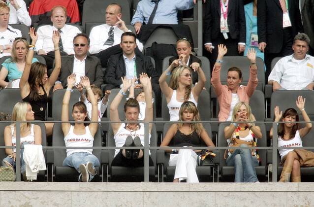 Ehrentribüne: DFB Sportdirektor Matthias Sammer (hi. Mitte), vor 2. Reihe: Hansi Müller (li.), Michael Preetz und den Spielerfrauen, 3. Reihe: Simone Lambe (Michael Ballack), Carina (Bernd Schneider),..... - Fußball WM Herren WM 2006, Länderspiel, Nationalteam, Gruppe A, Vdig Totale Funktionär, Verband, Verbandsführung Hans Berlin, Partnerin, Freundin, Lebensgefährtin, Frau Fußball WM Herren WM 2006, Länderspiel, Nationalteam, Gruppe A, Vdig Totale Funktionär, Verband, Verbandsführung Hans Berlin, Partnerin, Freundin, Lebensgefährtin, Frau