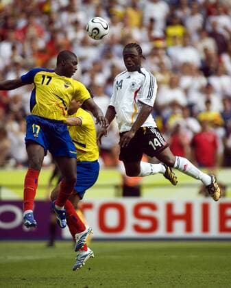 Gerald Asamoah (Deutschland, re.) gegen Giovanny Espinoza (Ecuador) Fußball WM Herren WM 2006, Länderspiel, Nationalteam, Gruppe A, Ecuador - Deutschland 0:3, Nationaltrikot, Vdig Gruppe Berlin Höhe, Fußball WM Herren WM 2006, Länderspiel, Nationalteam, Gruppe A, Ecuador - Deutschland 0:3, Nationaltrikot, Vdig Gruppe Berlin Höhe,