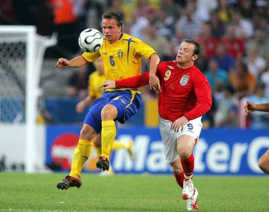 Tobias Linderoth (Schweden, li.) gegen Wayne Rooney (England) Fußball WM Herren WM 2006, Länderspiel, Nationalteam, Nationaltrikot, Gruppe B, Schweden - England 2:2 Gruppe Köln Dynamik, Fußball WM Herren WM 2006, Länderspiel, Nationalteam, Nationaltrikot, Gruppe B, Schweden - England 2:2 Gruppe Köln Dynamik,