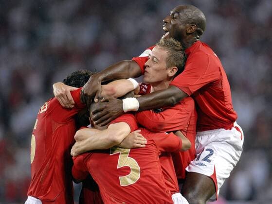 Torjubel England, v.re.: Sol Campbell, Peter Crouch Fußball WM Herren WM 2006, Länderspiel, Nationalteam, Gruppe B, Nationaltrikot Gruppe Köln Harmonie, Freude, Begeisterung, Fußball WM Herren WM 2006, Länderspiel, Nationalteam, Gruppe B, Nationaltrikot Gruppe Köln Harmonie, Freude, Begeisterung,
