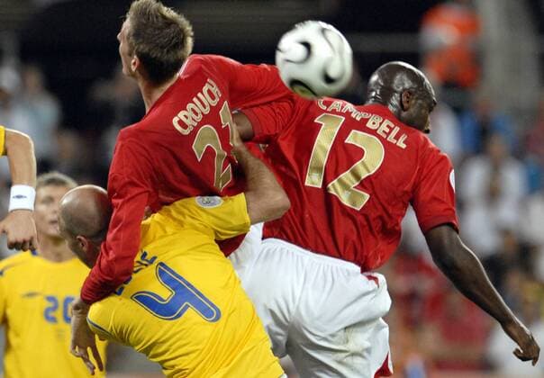 Sol Campbell (re.) und Peter Crouch (beide England) gegen Teddy Lucic (Schweden) durch Fußball WM Herren WM 2006, Länderspiel, Nationalteam, Gruppe B, Nationaltrikot, Schweden - England 2:2 Gruppe Köln Dynamik, Kampf, Fußball WM Herren WM 2006, Länderspiel, Nationalteam, Gruppe B, Nationaltrikot, Schweden - England 2:2 Gruppe Köln Dynamik, Kampf,