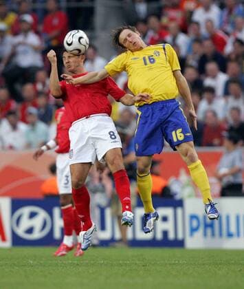 Frank Lampard (England, li.) gegen Kim Källström (Schweden) Fußball WM Herren WM 2006, Länderspiel, Nationalteam, Gruppe B, Nationaltrikot, Schweden - England 2:2 Gruppe Köln Dynamik, Fußball WM Herren WM 2006, Länderspiel, Nationalteam, Gruppe B, Nationaltrikot, Schweden - England 2:2 Gruppe Köln Dynamik,
