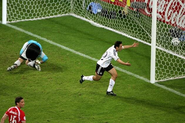 Oliver Neuville (Deutschland, re.) erzielt gegen Torwart Artur Boruc (Polen) das 1:0 und jubelt Fußball WM Herren WM 2006, Länderspiel, Nationalteam, Gruppe A, Nationaltrikot, Deutschland - Polen 1:0 Gruppe Dortmund Freude, Begeisterung, Fußball WM Herren WM 2006, Länderspiel, Nationalteam, Gruppe A, Nationaltrikot, Deutschland - Polen 1:0 Gruppe Dortmund Freude, Begeisterung,
