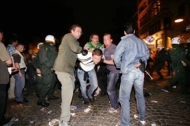 Zivilpolizisten überwältigen einen deutschen Hooligan Fußball WM Herren Nationalteam 2006, Security, Sicherheit, Sicherheitsdienst, Sicherheitskräfte, Polizist, Polizei Gruppe Ausschreitungen, Randale, Krawall, Krawalle Köln, Taktik, Polizeitaktik Tarnung tarnen getarnt Fußball WM Herren Nationalteam 2006, Security, Sicherheit, Sicherheitsdienst, Sicherheitskräfte, Polizist, Polizei Gruppe Ausschreitungen, Randale, Krawall, Krawalle Köln, Taktik, Polizeitaktik Tarnung tarnen getarnt