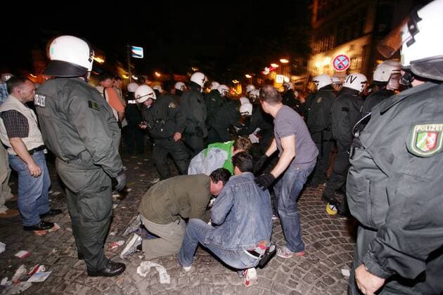 Zivilpolizisten überwältigen einen Hooligan Fußball WM Herren Nationalteam 2006, Security, Sicherheit, Sicherheitsdienst, Sicherheitskräfte, Polizist, Polizei Gruppe Ausschreitungen, Randale, Krawall, Krawalle Köln, Taktik, Polizeitaktik Tarnung tarnen getarnt Fußball WM Herren Nationalteam 2006, Security, Sicherheit, Sicherheitsdienst, Sicherheitskräfte, Polizist, Polizei Gruppe Ausschreitungen, Randale, Krawall, Krawalle Köln, Taktik, Polizeitaktik Tarnung tarnen getarnt