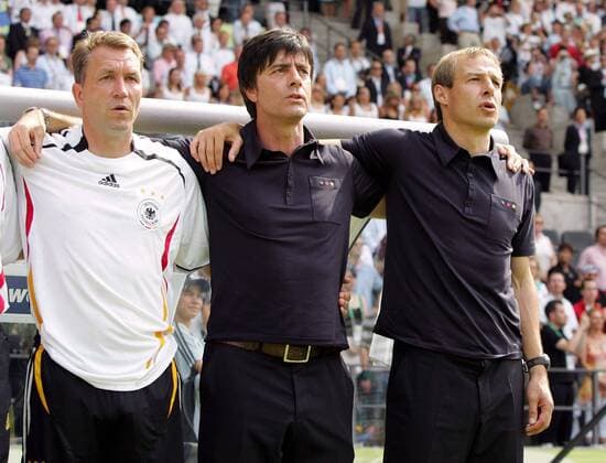 Nationalhymne Deutschland, v.re.: Bundestrainer Jürgen Klinsmann, Co Trainer Joachim Löw und Torwarttrainer Andreas Köpke Arm in Arm Fußball WM Herren WM 2006, Länderspiel, Nationalteam, Gruppe A Gruppe Berlin Fußball WM Herren WM 2006, Länderspiel, Nationalteam, Gruppe A Gruppe Berlin