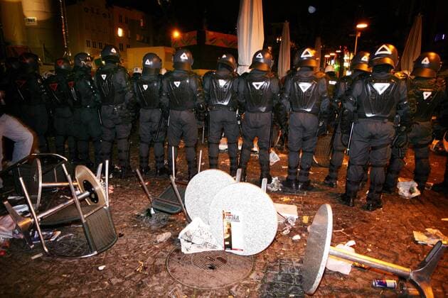 Ruhe nach dem Sturm: Eine Spezialeinheit hat die Situation auf den Kölner Straßen schnell in den Griff bekommen Fußball WM Herren Nationalteam 2006, Security, Sicherheit, Sicherheitsdienst, Sicherheitskräfte, Polizist, Polizei Totale Ausschreitungen, Randale, Krawall, Krawalle Köln Fußball WM Herren Nationalteam 2006, Security, Sicherheit, Sicherheitsdienst, Sicherheitskräfte, Polizist, Polizei Totale Ausschreitungen, Randale, Krawall, Krawalle Köln