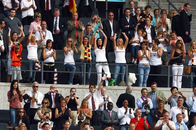 La Ola deutsche Spielerfrauen, v.li.: Conny Lehmann, Natalie (Jansen), Tina (Kehl), Monika (Podolski), Sylwia Klose, Petra Frings, Lena Mühlbacher (Borowski), Simone Lambe (Ballack), Nicola (Lahm), Inga (Hitzlsperger)... Fußball Länderspiel Herren WM 2006 Nationalteam Gast Besucher Publikum Partnerin Frau Laola Welle Tribüne Ehrentribüne Totale Ehefrau, Gattin, Freundin, Lebensgefährtin, Vdig Berlin, quer, Hans Gäste Tribüne Freude, Fußball Länderspiel Herren WM 2006 Nationalteam Gast Besucher Publikum Partnerin Frau Laola Welle Tribüne Ehrentribüne Totale Ehefrau, Gattin, Freundin, Lebensgefährtin, Vdig Berlin, quer, Hans Gäste Tribüne Freude,