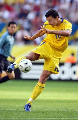 Zlatan Ibrahimovic (Schweden) zieht ab Fußball Herren WM 2006, Länderspiel, Nationalteam, Nationaltrikot, Gruppe B Einzelbild Dortmund Dynamik, Fußball Herren WM 2006, Länderspiel, Nationalteam, Nationaltrikot, Gruppe B Einzelbild Dortmund Dynamik,