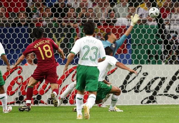 Maniche (Portugal, li.) erzielt das 1:0 gegen Torwart Oswaldo Sanchez (Mexiko) Fußball Herren WM 2006, Länderspiel, Nationalteam, Nationaltrikot, Gruppe D, Portugal - Mexiko Gruppe Gelsenkirchen Dynamik, Fußball Herren WM 2006, Länderspiel, Nationalteam, Nationaltrikot, Gruppe D, Portugal - Mexiko Gruppe Gelsenkirchen Dynamik,