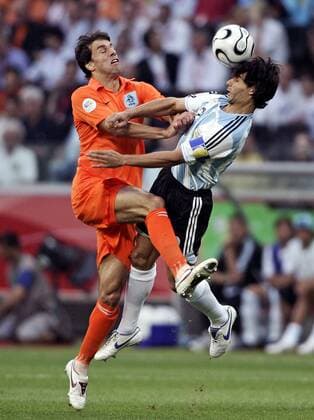 Roberto Ayala (Argentinien, re.) - Kopfballsieger gegen Ruud van Nistelrooy (Niederlande) Fußball Herren WM 2006, Länderspiel, Nationalteam, Nationaltrikot, Gruppe C, Niederlande - Argentinien Gruppe Frankfurt M. Dynamik, Kampf, Fußball Herren WM 2006, Länderspiel, Nationalteam, Nationaltrikot, Gruppe C, Niederlande - Argentinien Gruppe Frankfurt M. Dynamik, Kampf,