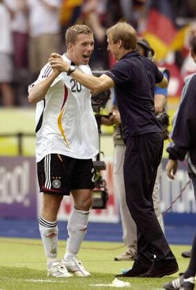 Lukas Podolski (li.) und Bundestrainer Jürgen Klinsmann (beide Deutschland) - Torjubel Fußball WM Herren WM 2006, Länderspiel, Nationalteam, Gruppe A, Nationaltrikot Gruppe Berlin Begeisterung, Freude, Fußball WM Herren WM 2006, Länderspiel, Nationalteam, Gruppe A, Nationaltrikot Gruppe Berlin Begeisterung, Freude,