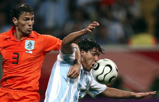Carlos Tevez (Argentinien, re.) gegen Khalid Boulahrouz (Niederlande) -  Fußball WM Herren WM 2006, Länderspiel, Nationalteam, Nationaltrikot, Gruppe C, Argentinien - Niederlande 0:0 Gruppe Frankfurt M. Dynamik, Kampf, Fußball WM Herren WM 2006, Länderspiel, Nationalteam, Nationaltrikot, Gruppe C, Argentinien - Niederlande 0:0 Gruppe Frankfurt M. Dynamik, Kampf,