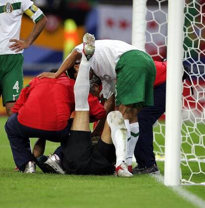 Torwart Oswaldo Sanchez (Mexiko) muss vom Mannschaftsarzt behandelt werden Fußball WM Herren WM 2006, Länderspiel, Nationalteam, Nationaltrikot, Gruppe D, Gruppe Gelsenkirchen Fußball WM Herren WM 2006, Länderspiel, Nationalteam, Nationaltrikot, Gruppe D, Gruppe Gelsenkirchen