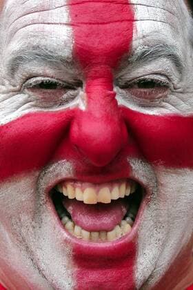 Englischer Fan mit Gesichtsbemalung in den Landesfarben jubelt -  Fußball WM Herren WM 2006, Länderspiel, Nationalteam, Gruppe B, England, englische, englischer Porträt Köln Begeisterung, Freude, Fußball WM Herren WM 2006, Länderspiel, Nationalteam, Gruppe B, England, englische, englischer Porträt Köln Begeisterung, Freude,