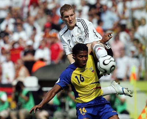 Bastian Schweinsteiger (Deutschland, hi.) mit vollem Einsatz gegen Luis Antonio Valencia (Ecuador) -  Fußball WM Herren WM 2006, Länderspiel, Nationalteam, Gruppe A, Nationaltrikot, Ecuador - Deutschland 0:3 Gruppe Berlin Dynamik, Kampf, Überlegenheit, Fußball WM Herren WM 2006, Länderspiel, Nationalteam, Gruppe A, Nationaltrikot, Ecuador - Deutschland 0:3 Gruppe Berlin Dynamik, Kampf, Überlegenheit,