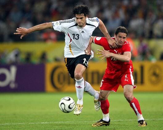 Michael Ballack (Deutschland, li.) gegen Arkadiusz Radomski (Polen) - Fußball WM Herren WM 2006, Länderspiel, Nationalteam, Nationaltrikot, Gruppe A, Deutschland - Polen 1:0 Gruppe Dortmund Dynamik, Fußball WM Herren WM 2006, Länderspiel, Nationalteam, Nationaltrikot, Gruppe A, Deutschland - Polen 1:0 Gruppe Dortmund Dynamik,