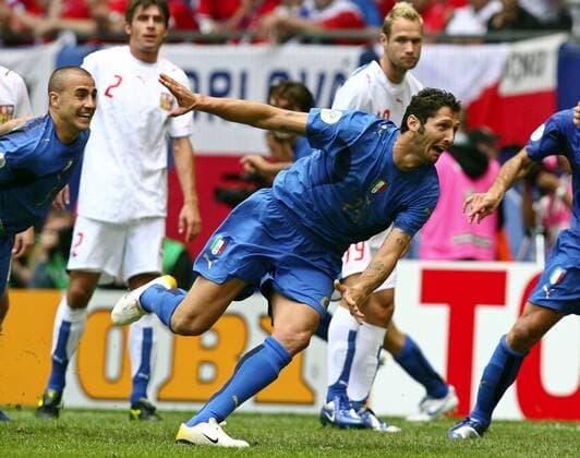 Torschütze Marco Materazzi schaut noch etwas entsetzt, während Fabio Cannavaro (beide Italien) seinem Jubel freien Lauf lässt - Fußball WM Herren WM 2006, Länderspiel, Nationalteam, Nationaltrikot, Gruppe E, Tschechien - Italien Gruppe Hamburg Fußball WM Herren WM 2006, Länderspiel, Nationalteam, Nationaltrikot, Gruppe E, Tschechien - Italien Gruppe Hamburg