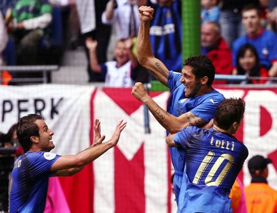 Torjubel Italien, v.re.: Francesco Totti, Marco Materazzi, Alberto Gilardino - Fußball WM Herren WM 2006, Länderspiel, Nationalteam, Nationaltrikot, Gruppe E Gruppe Hamburg Freude, Fußball WM Herren WM 2006, Länderspiel, Nationalteam, Nationaltrikot, Gruppe E Gruppe Hamburg Freude,