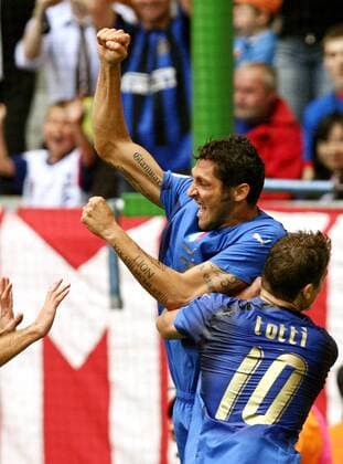 Marco Materazzi (li.) und Francesco Totti (beide Italien) - Torjubel - Fußball WM Herren WM 2006, Länderspiel, Nationalteam, Nationaltrikot, Gruppe E Gruppe Hamburg Freude, Begeisterung, Fußball WM Herren WM 2006, Länderspiel, Nationalteam, Nationaltrikot, Gruppe E Gruppe Hamburg Freude, Begeisterung,