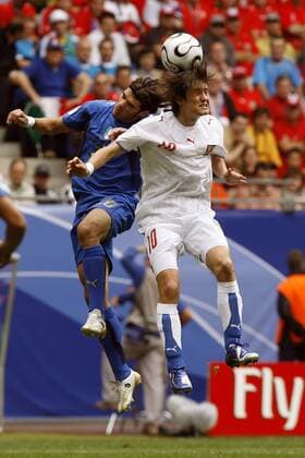 Tomas Rosicky (Tschechien, re.) gegen Simone Perrotta (Italien) - Fußball WM Herren WM 2006, Länderspiel, Nationalteam, Nationaltrikot, Gruppe E, Tschechien - Italien 0:2 Gruppe Hamburg Dynamik, Höhe, Fußball WM Herren WM 2006, Länderspiel, Nationalteam, Nationaltrikot, Gruppe E, Tschechien - Italien 0:2 Gruppe Hamburg Dynamik, Höhe,