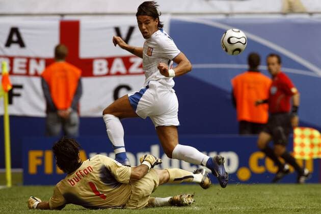 Milan Baros (Tschechien) gegen Torwart Gianluigi Buffon (Italien) - Fußball WM Herren WM 2006, Länderspiel, Nationalteam, Nationaltrikot, Gruppe E, Tschechien - Italien 0:2 Gruppe Hamburg Dynamik, Fußball WM Herren WM 2006, Länderspiel, Nationalteam, Nationaltrikot, Gruppe E, Tschechien - Italien 0:2 Gruppe Hamburg Dynamik,