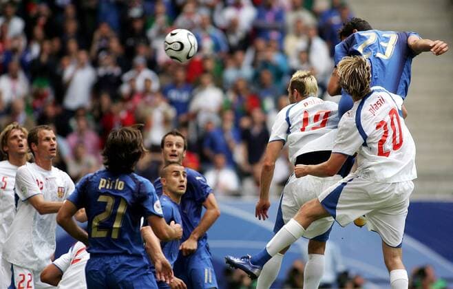 Marco Materazzi (Italien, re.) erzielt gegen Jaroslav Plasil (vorn) und Jan Polak (beide Tschechien) das 1:0 - Fußball WM Herren WM 2006, Länderspiel, Nationalteam, Gruppe E, Nationaltrikot, Italien - Tschechien 2:0 Gruppe Hamburg Dynamik, Fußball WM Herren WM 2006, Länderspiel, Nationalteam, Gruppe E, Nationaltrikot, Italien - Tschechien 2:0 Gruppe Hamburg Dynamik,