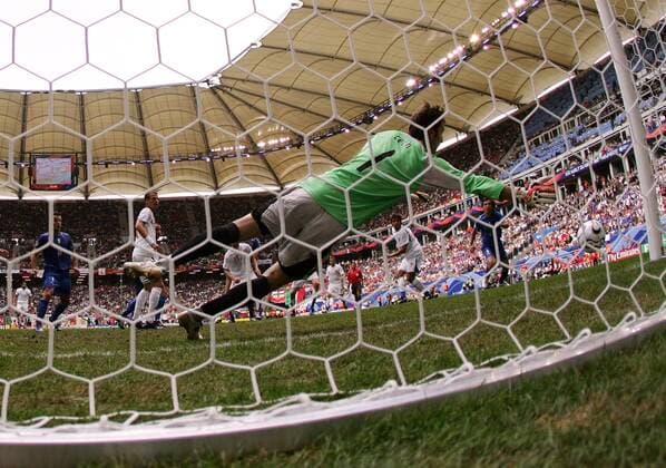 Torwart Petr Cech (Tschechien) kann das 1:0 im FIFA World Cup Stadium nicht verhindern - Fußball WM Herren WM 2006, Länderspiel, Nationalteam, Gruppe E, Nationaltrikot, Italien - Tschechien 2:0 Totale WorldCup Hamburg Dynamik, Fußball WM Herren WM 2006, Länderspiel, Nationalteam, Gruppe E, Nationaltrikot, Italien - Tschechien 2:0 Totale WorldCup Hamburg Dynamik,