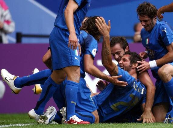 Torschütze Marco Materazzi (Mitte) - Torjubel am Boden, daneben, v.re.: Simone Perrotta, Alberto Gilardino und Andrea Pirlo (alle Italien) - Fußball WM Herren WM 2006, Länderspiel, Nationalteam, Gruppe E, Nationaltrikot, Italien Gruppe Hamburg Begeisterung, Freude, Fußball WM Herren WM 2006, Länderspiel, Nationalteam, Gruppe E, Nationaltrikot, Italien Gruppe Hamburg Begeisterung, Freude,