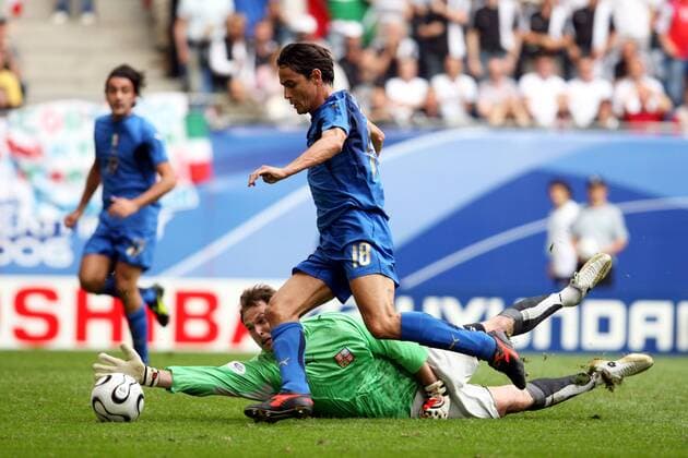 Filippo Inzaghi (Italien) umkurvt Torwart Petr Cech (Tschechien) Fußball WM Herren WM 2006, Länderspiel, Nationalteam, Gruppe E, Nationaltrikot, Italien - Tschechien 2:0 Gruppe Hamburg Dynamik, Fußball WM Herren WM 2006, Länderspiel, Nationalteam, Gruppe E, Nationaltrikot, Italien - Tschechien 2:0 Gruppe Hamburg Dynamik,
