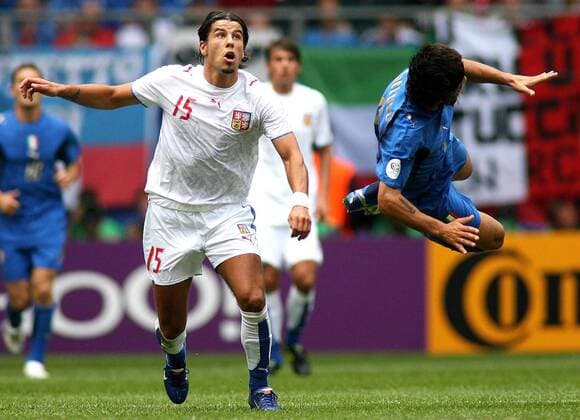 Neben Milan Baros (Tschechien, li.) hebt Gennaro Gattuso (Italien) ab - Fußball WM Herren WM 2006, Länderspiel, Nationalteam, Gruppe E, Nationaltrikot, Italien - Tschechien 2:0 Gruppe Hamburg Dynamik, Fußball WM Herren WM 2006, Länderspiel, Nationalteam, Gruppe E, Nationaltrikot, Italien - Tschechien 2:0 Gruppe Hamburg Dynamik,