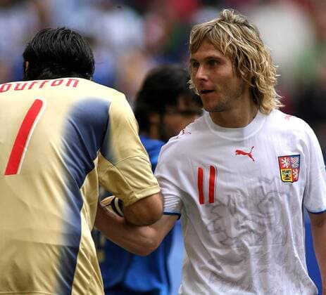 Pavel Nedved (Tschechien, re.) gratuliert Torwart Gianluigi Buffon (Italien) - Fußball WM Herren WM 2006, Länderspiel, Nationalteam, Gruppe E, Nationaltrikot, Italien - Tschechien 2:0 Gruppe Hamburg Fußball WM Herren WM 2006, Länderspiel, Nationalteam, Gruppe E, Nationaltrikot, Italien - Tschechien 2:0 Gruppe Hamburg