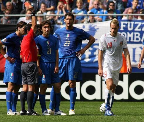 Schiedsrichter Benito Archundia (Mexiko) zeigt Jan Polak (Tschechien, re.) die gelbe Karte, die Italiener, v.li.: Simone Perrotta, Andrea Pirlo und Marco Materazzi widersprechen nicht - Fußball WM Herren WM 2006, Länderspiel, Nationalteam, Gruppe E, Nationaltrikot, Italien - Tschechien 2:0 Gruppe Hamburg Enttäuschung, Fußball WM Herren WM 2006, Länderspiel, Nationalteam, Gruppe E, Nationaltrikot, Italien - Tschechien 2:0 Gruppe Hamburg Enttäuschung,