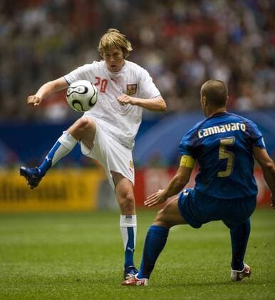 Jaroslav Plasil (Tschechien, li.) gegen Fabio Cannavaro (Italien) Fußball WM Herren WM 2006, Länderspiel, Nationalteam, Gruppe E, Tschechien - Italien 0:2, Vdig, Nationaltrikot Gruppe Hamburg Fußball WM Herren WM 2006, Länderspiel, Nationalteam, Gruppe E, Tschechien - Italien 0:2, Vdig, Nationaltrikot Gruppe Hamburg