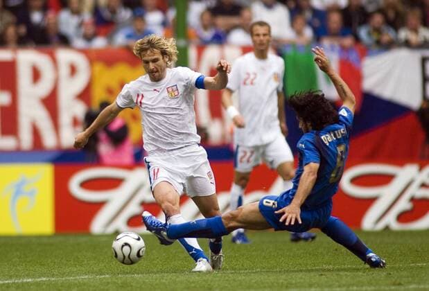 Pavel Nedved (Tschechien, li.) gegen das Tackling von Gennaro Gattuso (Italien) Fußball WM Herren WM 2006, Länderspiel, Nationalteam, Gruppe E, Tschechien - Italien 0:2, Nationaltrikot, Vdig Gruppe Hamburg Dynamik, Fußball WM Herren WM 2006, Länderspiel, Nationalteam, Gruppe E, Tschechien - Italien 0:2, Nationaltrikot, Vdig Gruppe Hamburg Dynamik,