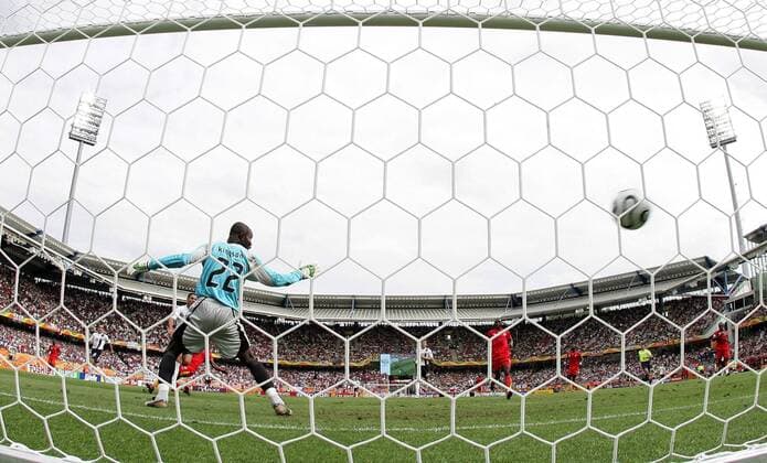 Clint Dempsey (USA) trifft gegen Torwart Richard Kingson (Ghana) -  Fußball WM Herren WM 2006, Länderspiel, Nationalteam, Gruppe E, Nationaltrikot Gruppe Faruk Gürsoy, Gursoy Nürnberg Dynamik, Fußball WM Herren WM 2006, Länderspiel, Nationalteam, Gruppe E, Nationaltrikot Gruppe Faruk Gürsoy, Gursoy Nürnberg Dynamik,
