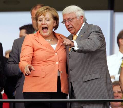 Bundeskanzlerin Angela Merkel (CDU Deutschland) und Botschafter Horacio Sevilla Borja (Ecuador) haben etwas entdeckt Fußball WM Herren WM 2006, Länderspiel, Gruppe A Gruppe Nationalteam Berlin Freude, Fußball WM Herren WM 2006, Länderspiel, Gruppe A Gruppe Nationalteam Berlin Freude,