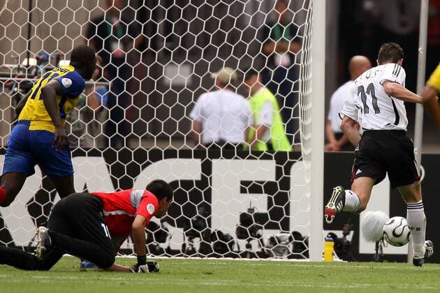 Miroslav Klose (Deutschland, re.) erzielt das 2:0, Torwart Cristian Mora (Mitte) und Giovanny Espinoza (beide Ecuador) haben das Nachsehen Fußball WM Herren WM 2006, Länderspiel, Nationalteam, Gruppe A, Nationaltrikot, Deutschland - Ecuador 3:0 Gruppe Berlin Fußball WM Herren WM 2006, Länderspiel, Nationalteam, Gruppe A, Nationaltrikot, Deutschland - Ecuador 3:0 Gruppe Berlin