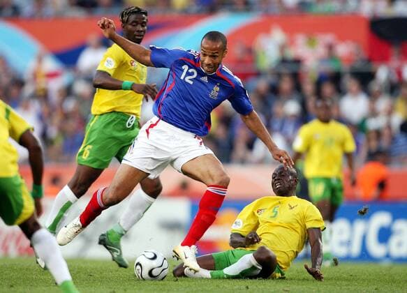 Thierry Henry (Frankreich, li.) gegen Massamasso Tchangai (Togo) -  Fußball WM Herren WM 2006, Länderspiel, Nationalteam, Gruppe G, Nationaltrikot, Togo - Frankreich Gruppe Köln Dynamik, Fußball WM Herren WM 2006, Länderspiel, Nationalteam, Gruppe G, Nationaltrikot, Togo - Frankreich Gruppe Köln Dynamik,