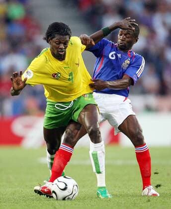 Emmanuel Adebayor (Togo, li.) gegen Claude Makelele (Frankreich) -  Fußball WM Herren WM 2006, Länderspiel, Nationalteam, Gruppe G, Nationaltrikot, Togo - Frankreich Gruppe Köln Dynamik, Fußball WM Herren WM 2006, Länderspiel, Nationalteam, Gruppe G, Nationaltrikot, Togo - Frankreich Gruppe Köln Dynamik,