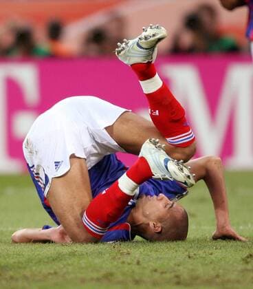 David Trezeguet (Frankreich) am Boden -  Fußball WM Herren WM 2006, Länderspiel, Nationalteam, Gruppe G, Nationaltrikot Einzelbild Köln Dynamik, Fußball WM Herren WM 2006, Länderspiel, Nationalteam, Gruppe G, Nationaltrikot Einzelbild Köln Dynamik,