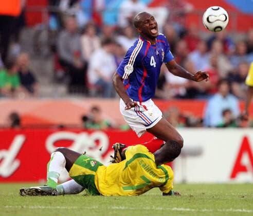 Patrick Vieira (Frankreich, re.) gegen Moustapha Salifou (Togo) -  Fußball WM Herren WM 2006, Länderspiel, Nationalteam, Gruppe G, Nationaltrikot, Togo - Frankreich Gruppe Köln Dynamik, Fußball WM Herren WM 2006, Länderspiel, Nationalteam, Gruppe G, Nationaltrikot, Togo - Frankreich Gruppe Köln Dynamik,