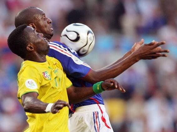 Patrick Vieira (Frankreich, re.) gegen Mohamed Kader (Togo) -  Fußball WM Herren WM 2006, Länderspiel, Nationalteam, Gruppe G, Nationaltrikot, Togo - Frankreich Gruppe Köln Fußball WM Herren WM 2006, Länderspiel, Nationalteam, Gruppe G, Nationaltrikot, Togo - Frankreich Gruppe Köln