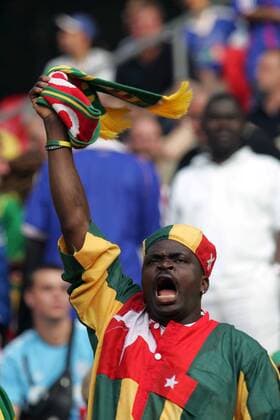 Togolesischer Fan mit einem Outfit in den Landesfarben feuert sein Team lautstark an Fußball Herren WM 2006, Länderspiel, Nationalteam, Gruppe G, Togo, Vdig Einzelbild Köln Begeisterung, Fußball Herren WM 2006, Länderspiel, Nationalteam, Gruppe G, Togo, Vdig Einzelbild Köln Begeisterung,