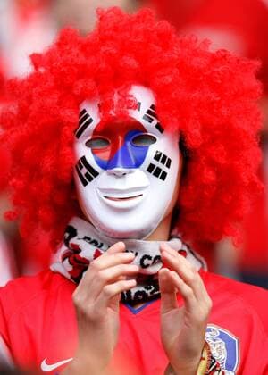 Südkoreanischer Fan mit Gesichtsmaske und roter Perücke -  Fußball WM Herren WM 2006, Länderspiel, Nationalteam, Gruppe G, Korea, Südkorea Porträt Hannover Fußball WM Herren WM 2006, Länderspiel, Nationalteam, Gruppe G, Korea, Südkorea Porträt Hannover