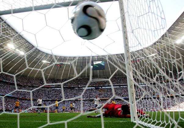 Lukas Podolski (Deutschland, re.) erzielt das 2:0 im ausverkauften FIFA World Cup Stadium in München, Torwart Andreas Isaksson (Schweden) chancenlos -  Fußball WM Herren WM 2006, Länderspiel, Nationalteam, Nationaltrikot, Achtelfinale, Deutschland - Schweden 2:0 Totale Worldcup Stadion, World Cup, FIFA WM Stadion München, Ball Fußball WM Herren WM 2006, Länderspiel, Nationalteam, Nationaltrikot, Achtelfinale, Deutschland - Schweden 2:0 Totale Worldcup Stadion, World Cup, FIFA WM Stadion München, Ball