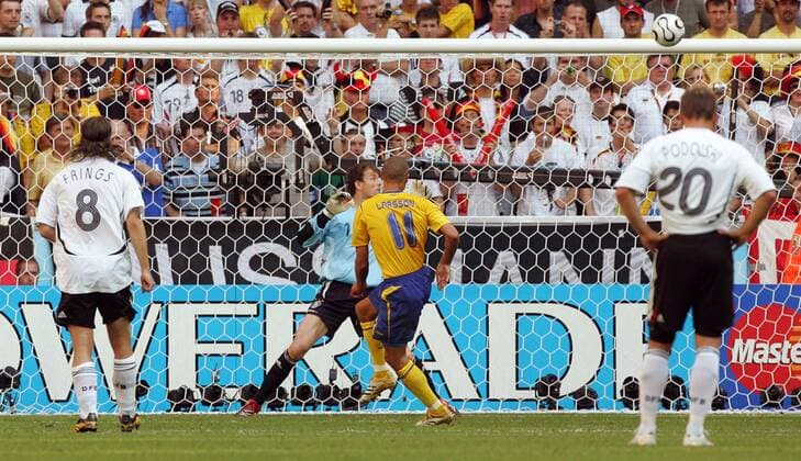 Henrik Larsson (Schweden, Mitte) verschießt den Elfmeter gegen Torwart Jens Lehmann (Deutschland) Fußball WM Herren WM 2006, Länderspiel, Nationalteam, Nationaltrikot, Achtelfinale, Deutschland - Schweden 2:0 Gruppe München Dynamik, Fußball WM Herren WM 2006, Länderspiel, Nationalteam, Nationaltrikot, Achtelfinale, Deutschland - Schweden 2:0 Gruppe München Dynamik,