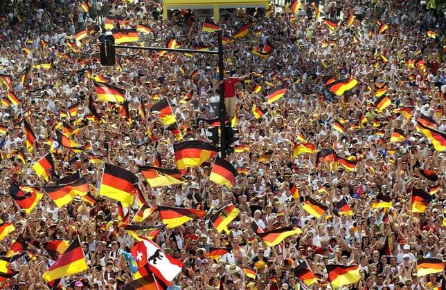 Deutsches Fahnenmeer auf der FIFA Fanmeile in Berlin - nur der Fan auf der Ampelanlage mag die Ausmaße erahnen Fußball WM Herren WM 2006, Länderspiel, Nationalteam, Achtelfinale, Fanfest, Fan Fest, Party, FIFA Fanmeile, Vdig Totale Berlin Masse, Fußball WM Herren WM 2006, Länderspiel, Nationalteam, Achtelfinale, Fanfest, Fan Fest, Party, FIFA Fanmeile, Vdig Totale Berlin Masse,